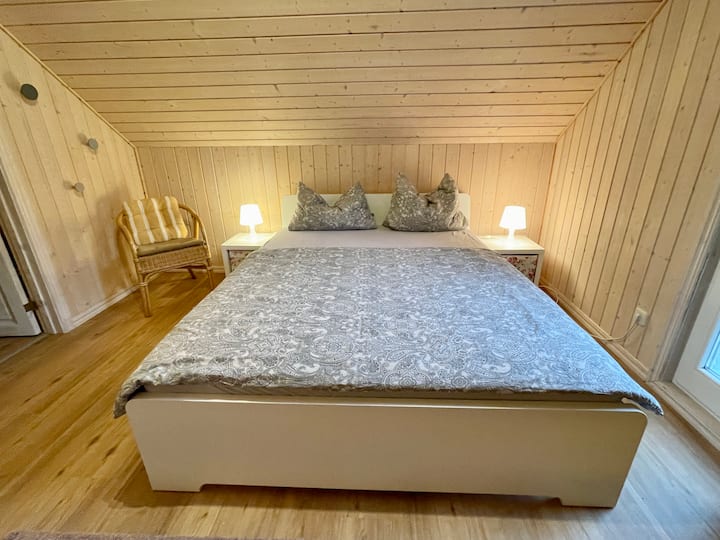 Dormitorio arriba con vistas al mar. Cama de matrimonio de 160 cm