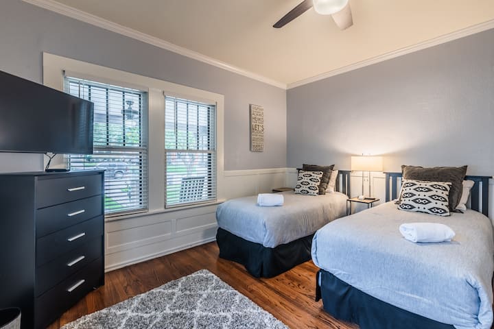 تم تجهيز غرفة النوم الثانية بسريرين توأمين أو يمكن تحويلها إلى سرير كبير يناسب احتياجات ضيفنا. (يرجى الإشارة إلى ما إذا كنت ترغب في تحويل التوأم إلى سرير كبير).