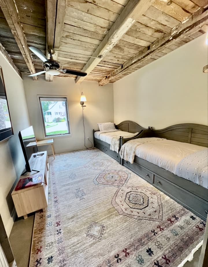 ห้อง Barn Trudle มี 4 เตียง! (ดึงออกมาจากด้านล่าง)