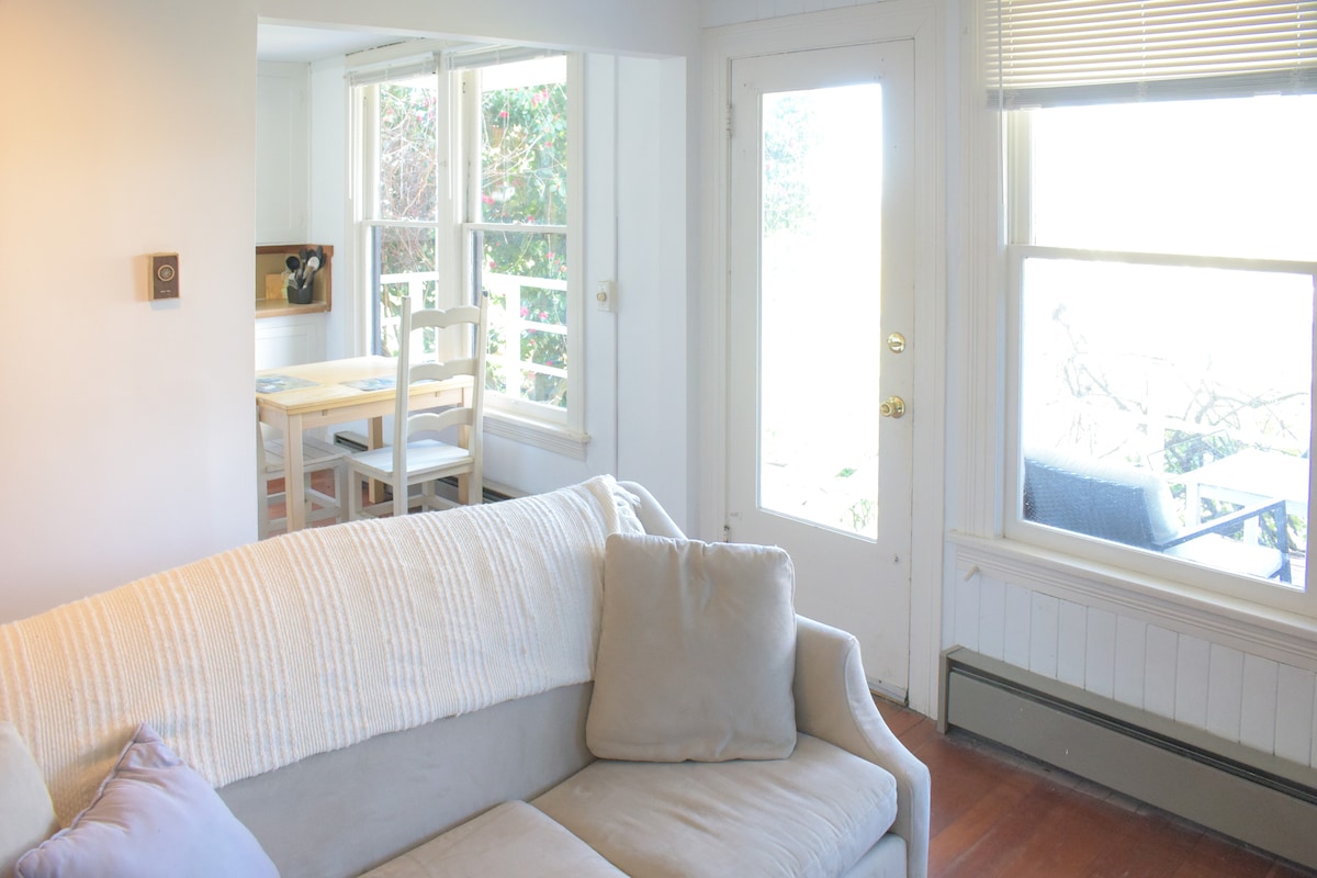 Weekly Discounts - Apartment w/ Private Deck