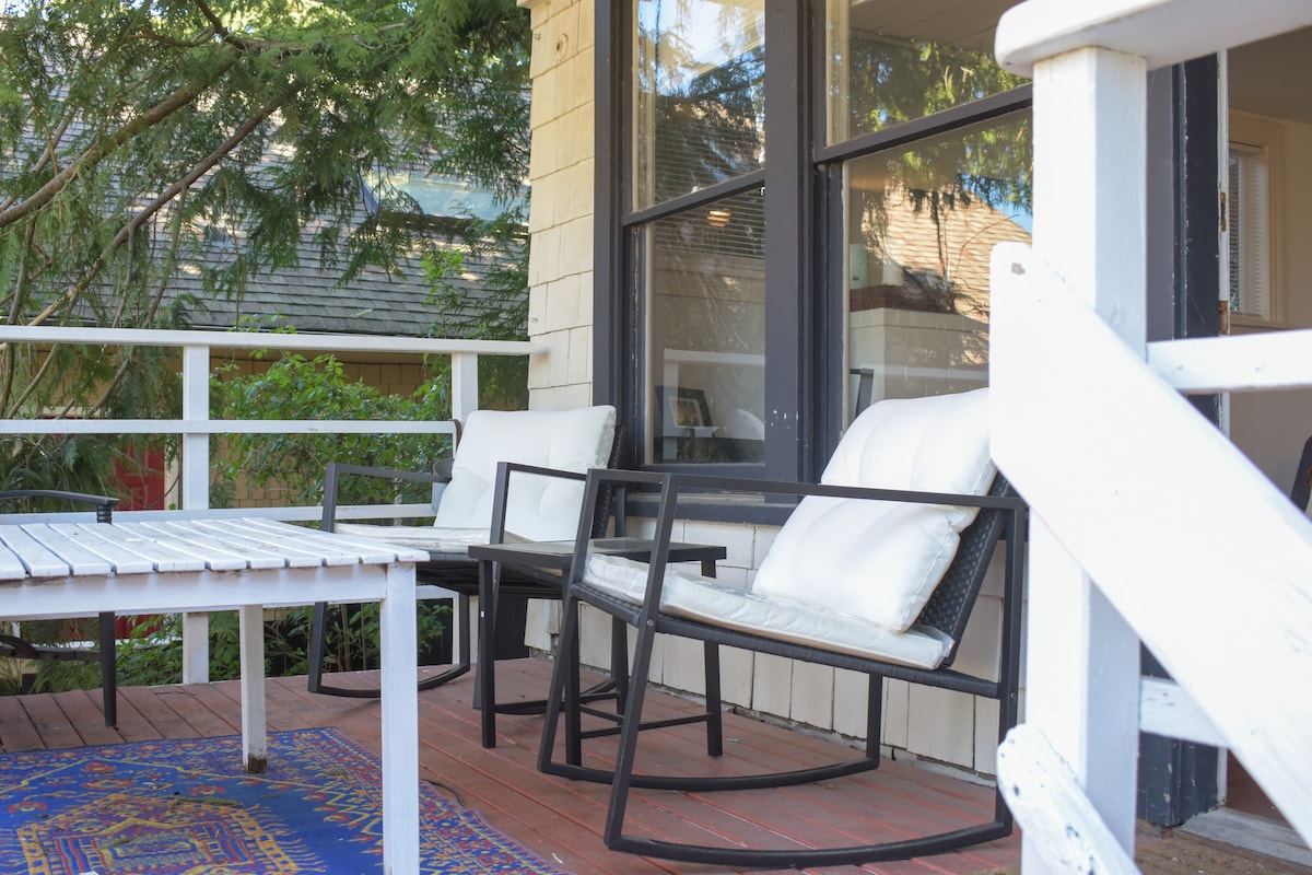Weekly Discounts - Apartment w/ Private Deck