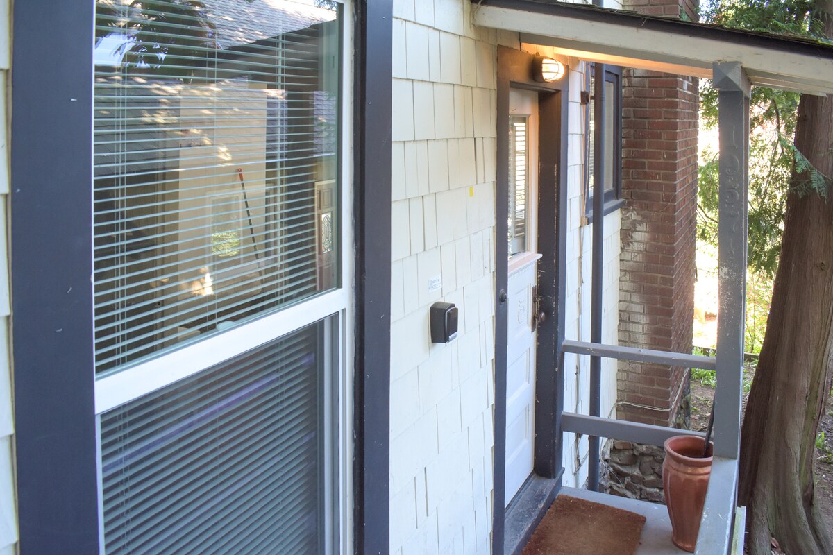 Weekly Discounts - Apartment w/ Private Deck