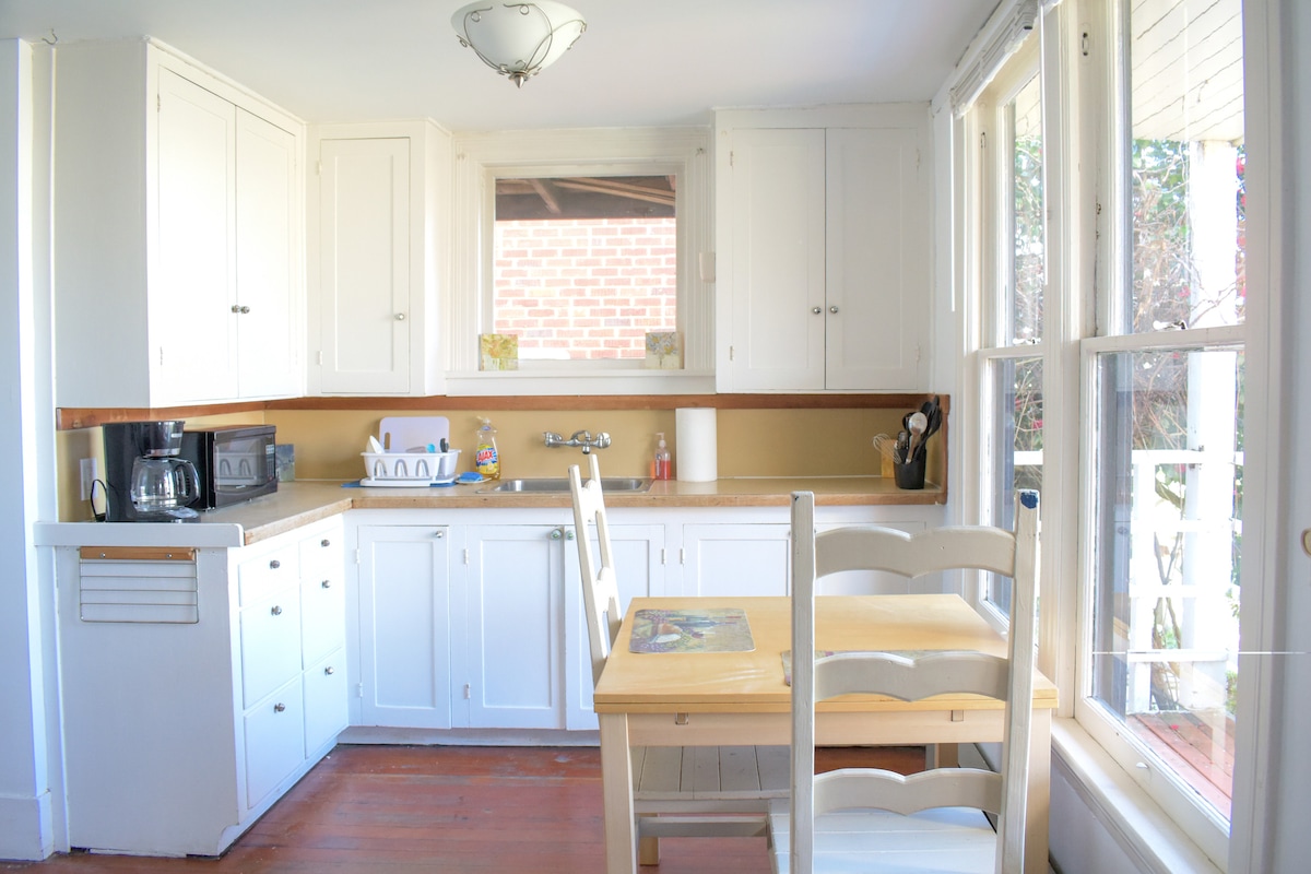 Weekly Discounts - Apartment w/ Private Deck
