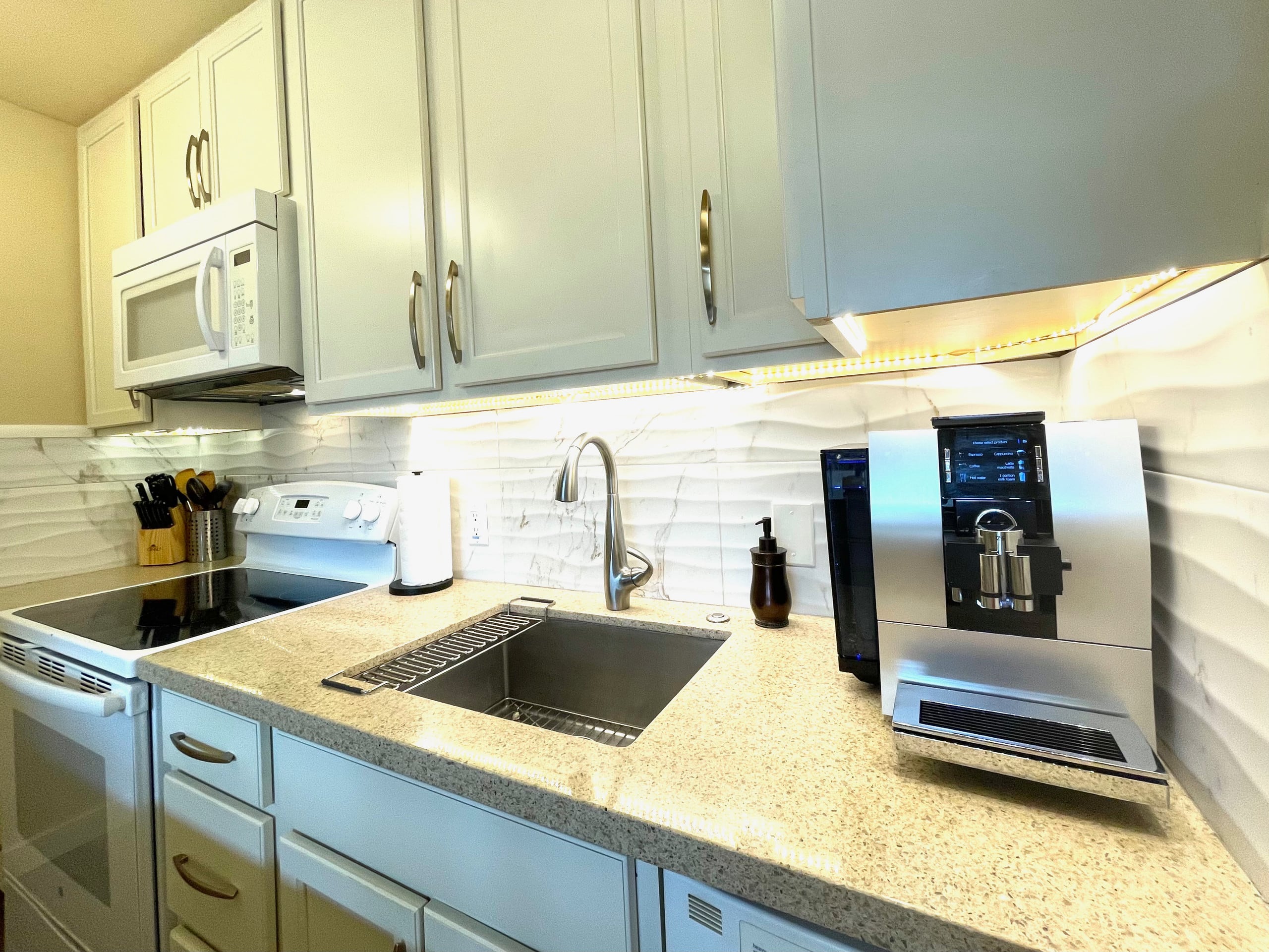 1 BR condo steps from Kona's premier surf break - Image 3