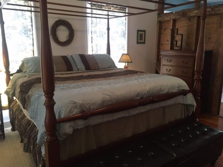 غرفة النوم الرئيسية في الطابق الثاني