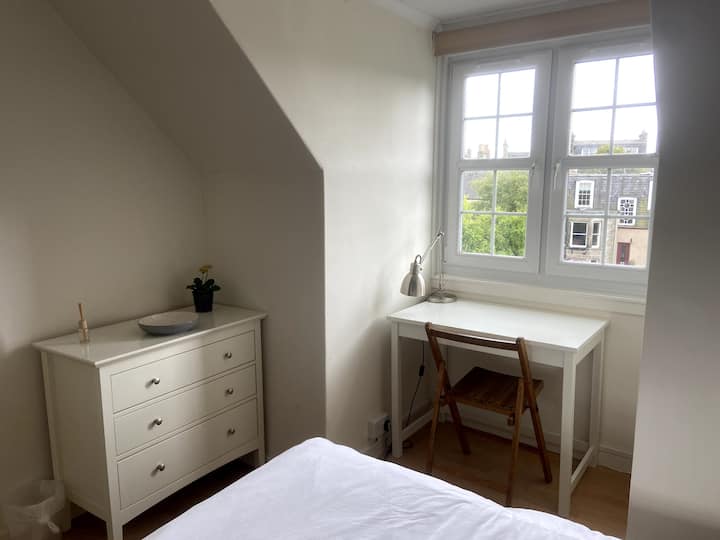 Dvojlôžková spálňa v zadnej časti bytu