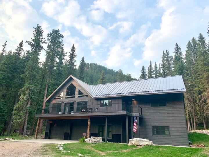 Sweet Betsy Gulch Lodge in Spearfish Canyon Houses for Rent in Lead