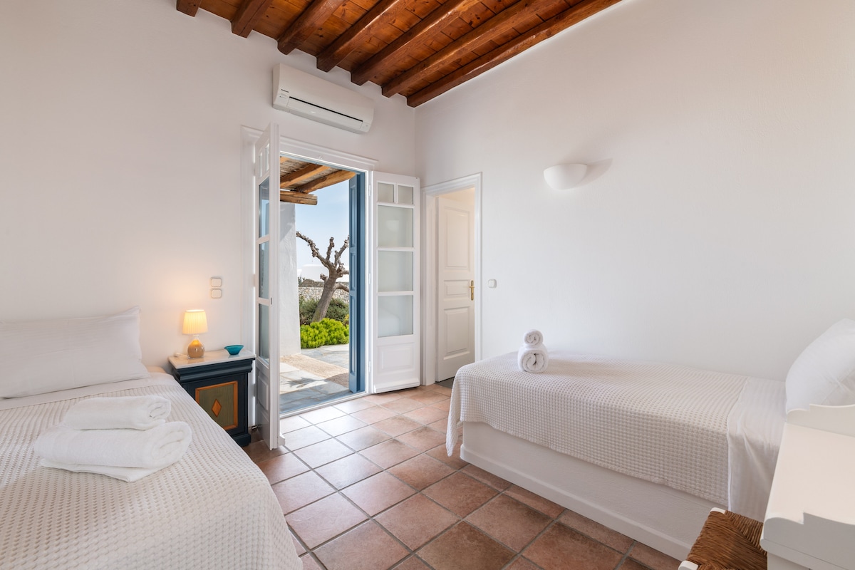 Kuća za goste, soba 2, dva kreveta za jednu osobu sa Sealy® madracem modelom Floride 