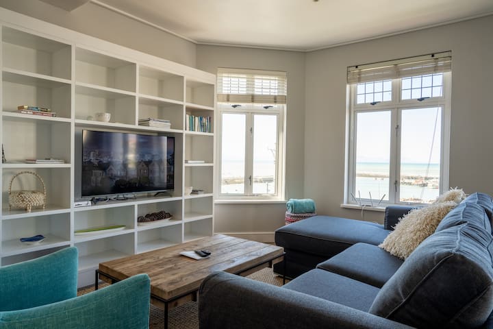 14 New Kings at the Majestic Village, Kalk Bay