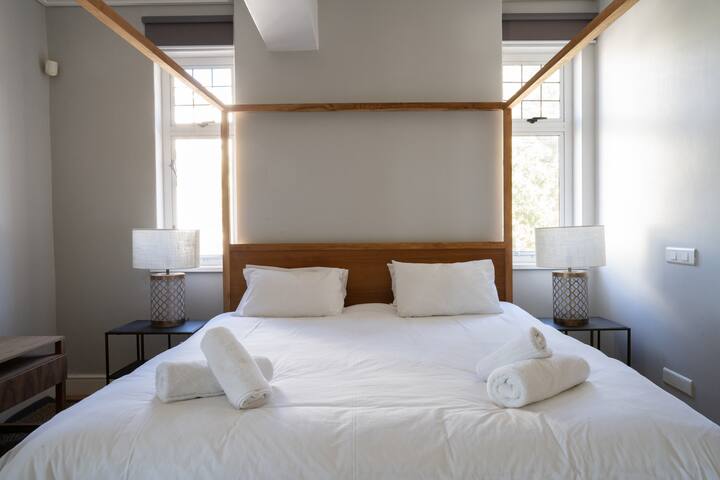 14 New Kings at the Majestic Village, Kalk Bay gallery image 5