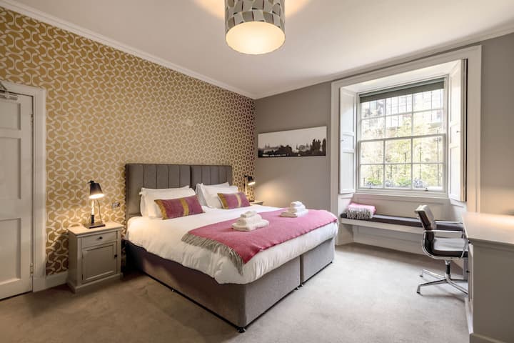 Dormitorio principal: cama súper king junto a hippnos con espacio para trabajar desde casa