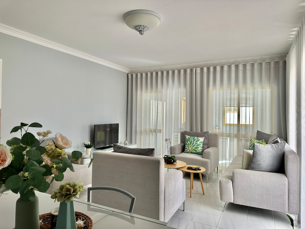 Airbnb em destaque: Amazing Ocean View Apt 2 steps from the Beach em Loulé