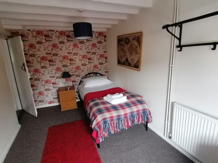Smještaj u prizemlju s jednim krevetom, stolicom i mirnim radnim stolom s Wi-Fi mrežom. Smješten u kuhinji s tuš kabinom nasuprot kuhinje. (jedan korak do tuš-kabine)
Ostatak prizemlja ima pristup razini odavde.