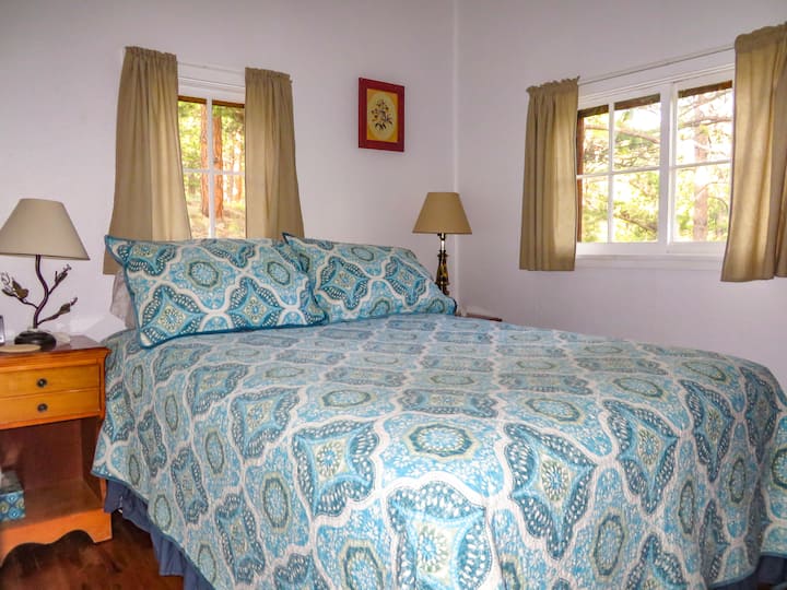 Second Bedroom with double bed - Mountainbrooks Ranch Boulder Cabin