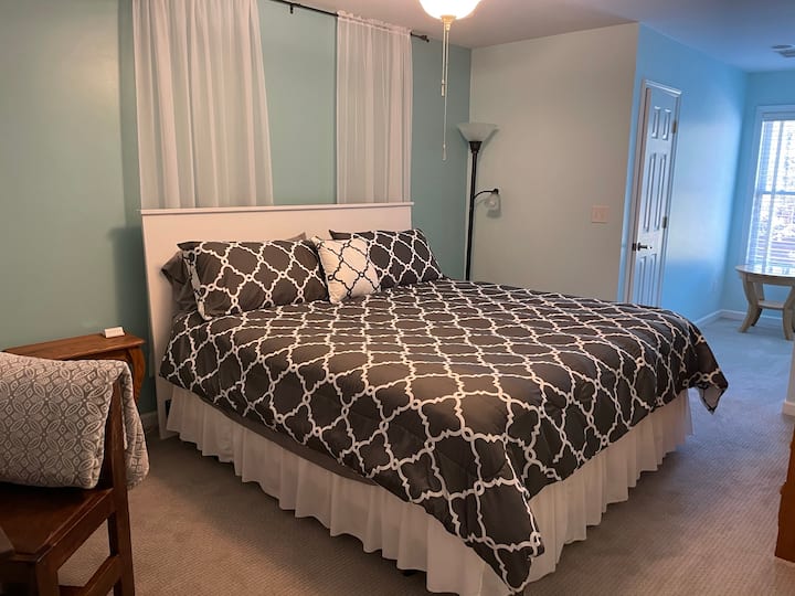 חדר זה נוסף לאחרונה, מתגאה במיטת קינג סייז.