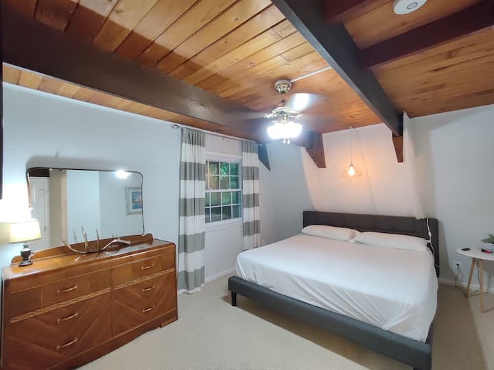 ห้องนอนหลักระดับหลักเตียงคิงไซส์