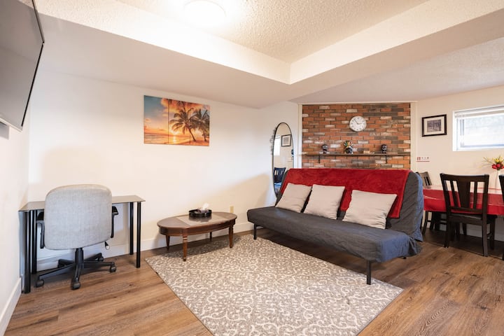 楼下客厅配备电视 
 （一张标准双人沙发床）