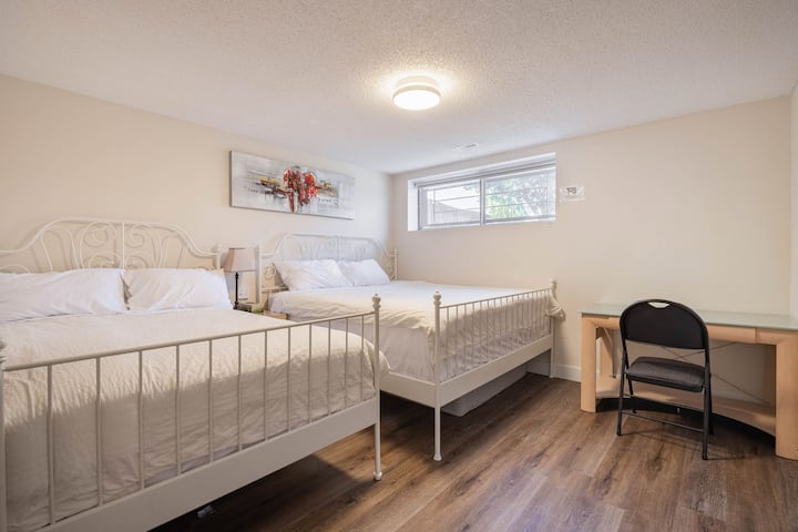 楼下的第4间卧室 
（一张特大号床和一张双人床）