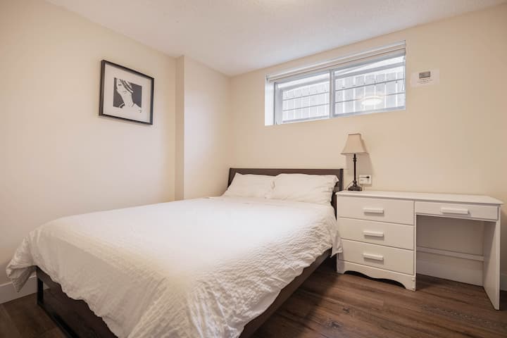 楼下的第5间卧室 
（一张标准双人床）