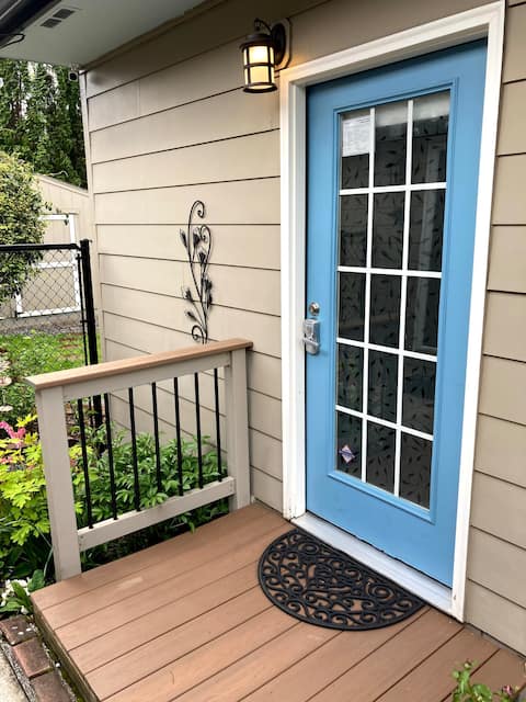 Blue Door Guest Studio - Private Entrance