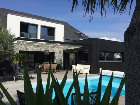 Villa, pool, close beach, bi-weekly loc