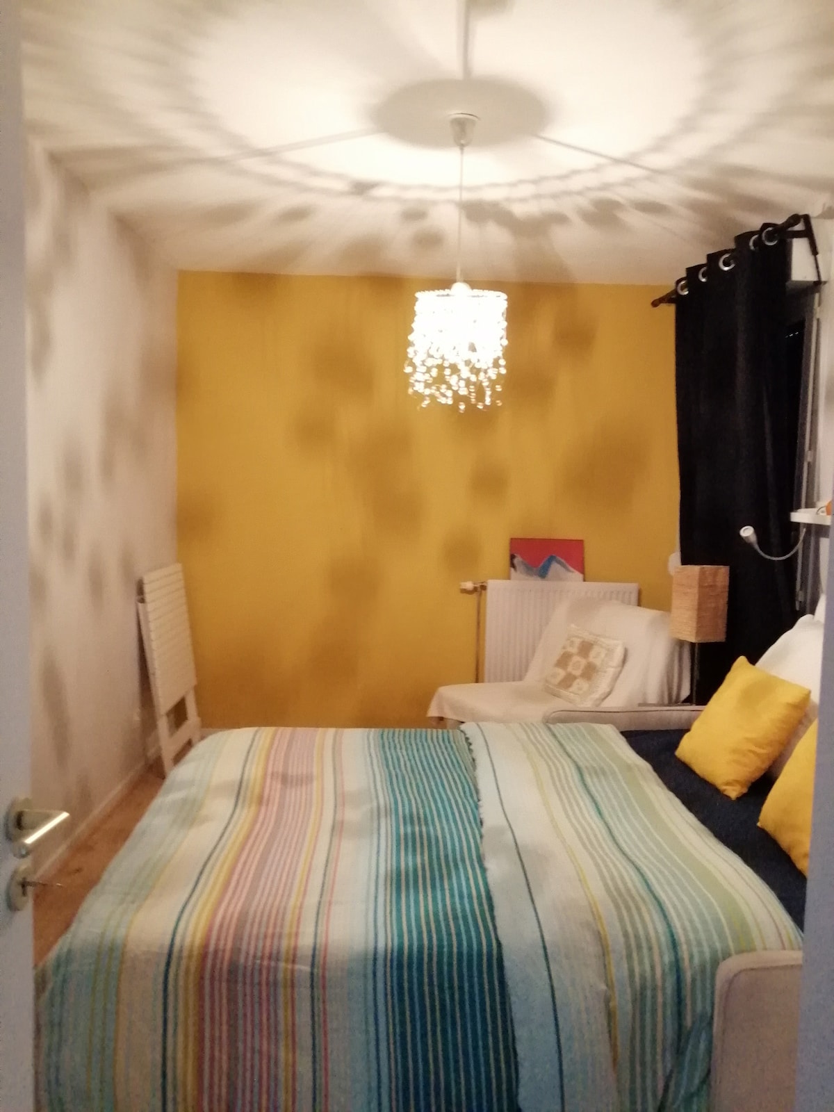 Your bedroom with a 140 cm bed (comfortable sofa in open version) and a BZ bed armchair (here closed). Both offer a very comfortable bed.
Ceiling lighting.