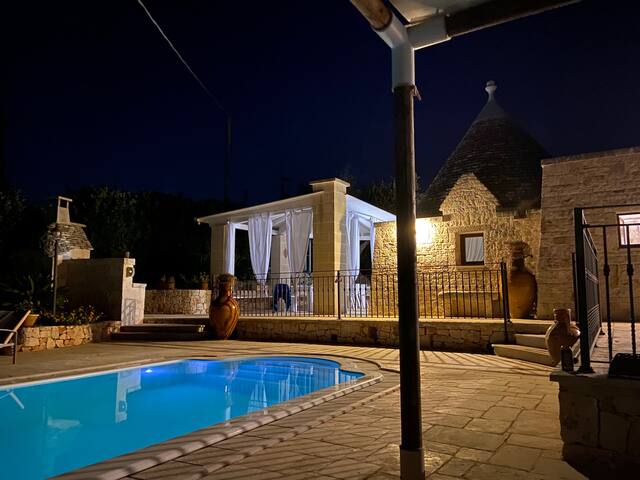 Trulli del Carrubo con piscina privata gallery image 3
