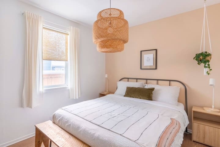 Cozy Urban Cabin Feel in the heart of Wpg gallery image 2