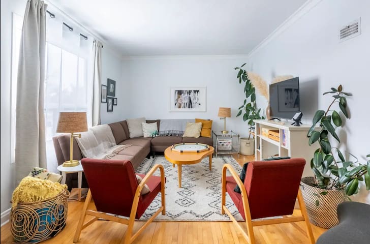 Cozy Urban Cabin Feel in the heart of Wpg