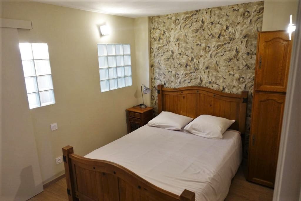 带双人床的房间