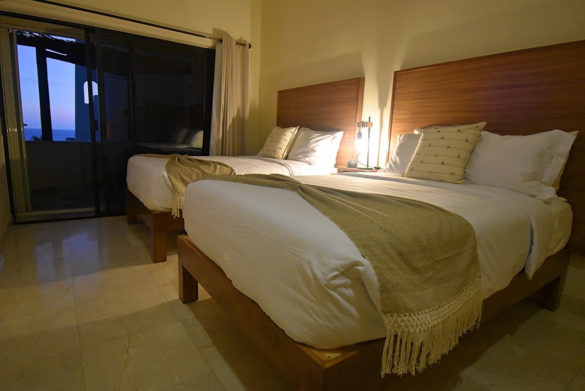 Საძინებელი 2, 2 ორადგილიანი საწოლი, ტელევიზორი Roku-სთან და Echo Dot-თან ერთად Alexa-სთან ერთად