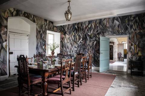 Durslade Farmhouse I Quirky Art-filled I 6 Bedroom