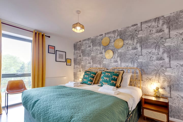 Ky krevat dopio "king" mund të shndërrohet në 2 krevate tek me një kosto shtesë prej 50 £ për qëndrimin. Kërko gjatë prenotimit, që ne të rregullojmë krevatet dhe të ofrojmë shtroja para qëndrimit tënd tek ne.