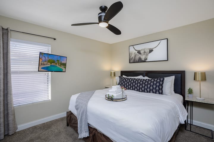 3号卧室设有舒适的加大双人床、充足的衣柜空间和电视。 