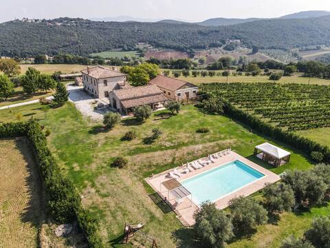 Detached villa with private pool 2km from village.
