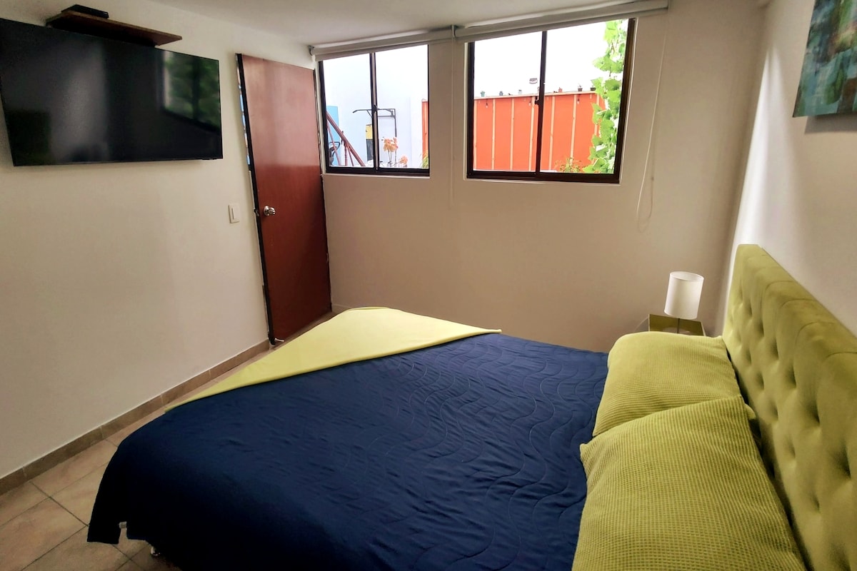 Habitación principal con cama doble y dos mesas de noche. Ventanas con Black out (Cortinas que no permiten pasar la luz). 
