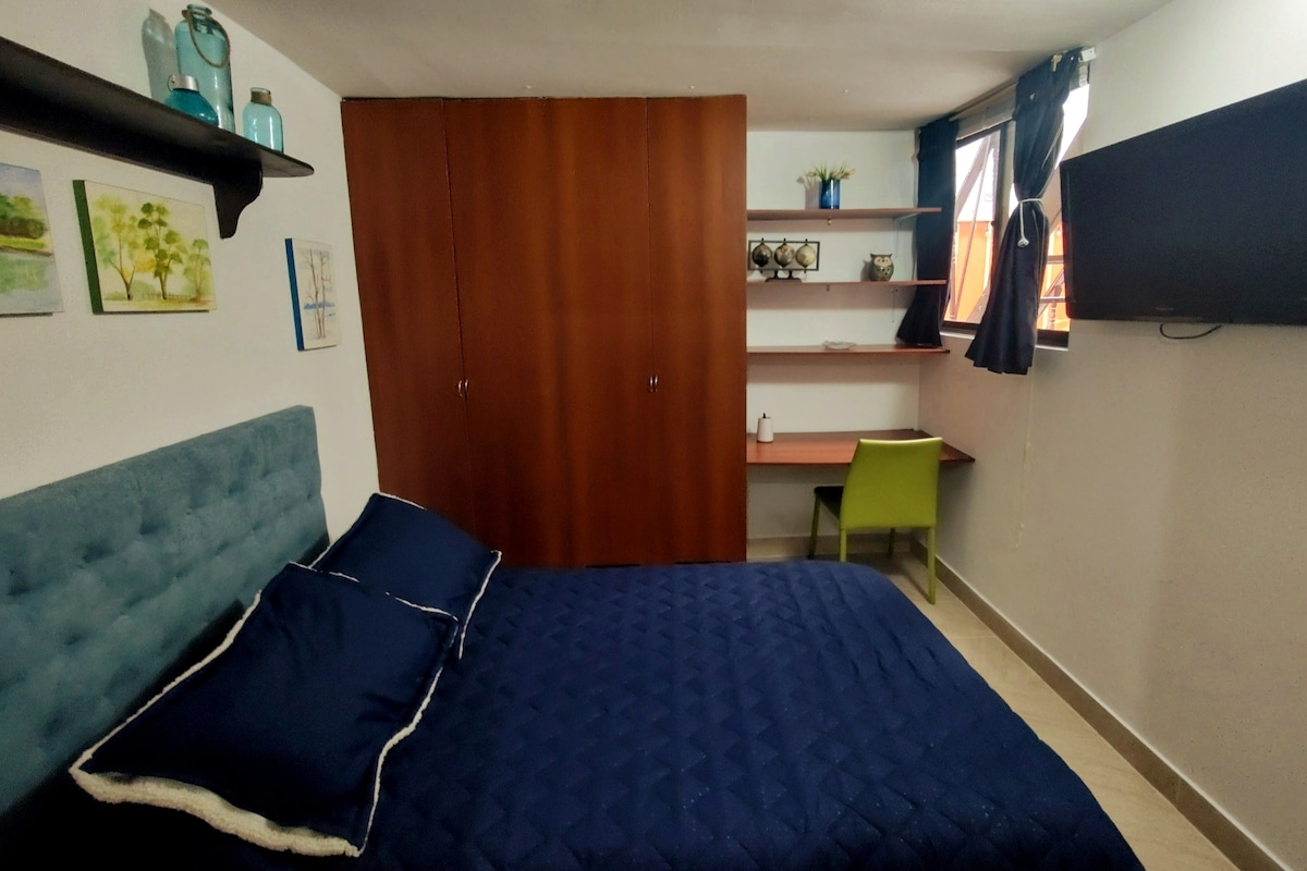 Habitación #2 con cama semi doble y televisor con Roku (Netflix) Armario amplio