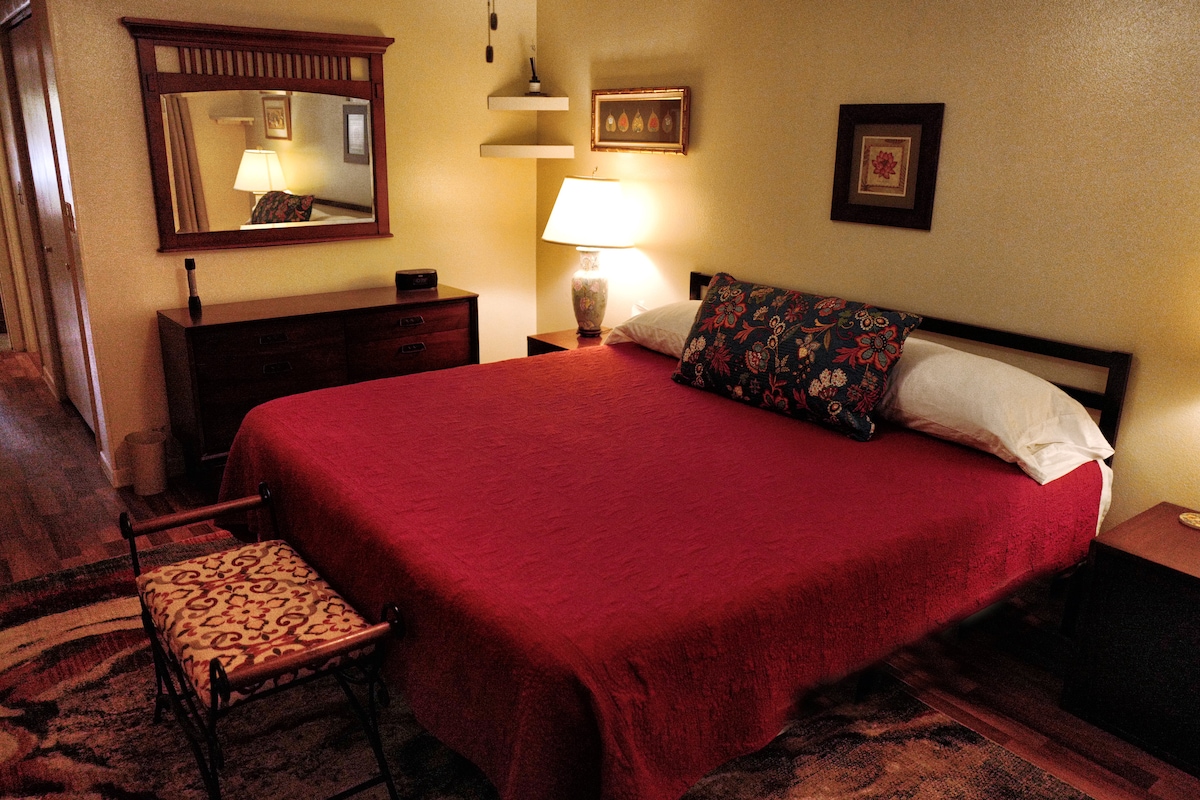 חדר השינה הראשי נמצא מאחורי הבית עם המרפסת מחוץ לחלון הגדול. וילונות האפלה שימושיים אם אתם רוצים לישון עד מאוחר. 