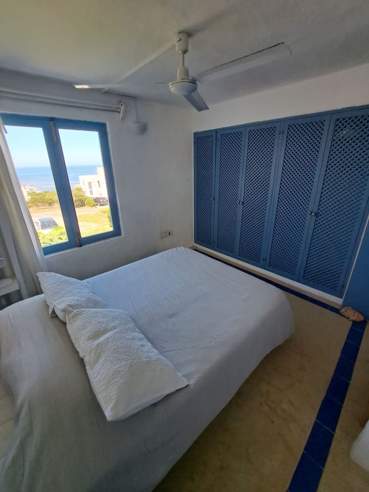 غرفة نوم ثانية بإطلالة على المحيط