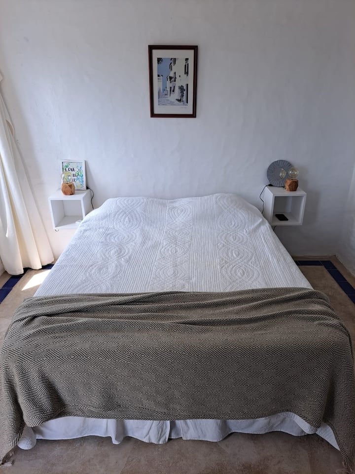 غرفة نوم رئيسية بحمام داخلي