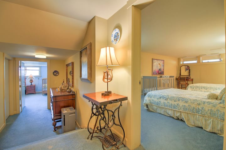 วิวของห้องนอนชั้นล่าง 2 ห้องในบ้านหลัก