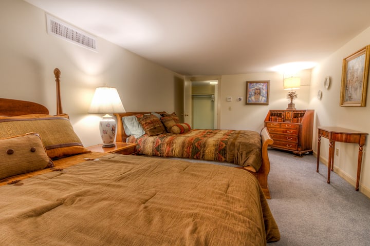 ห้องนอน #9 - บ้านหลักชั้นล่างเตียงควีนไซส์ 2 เตียง