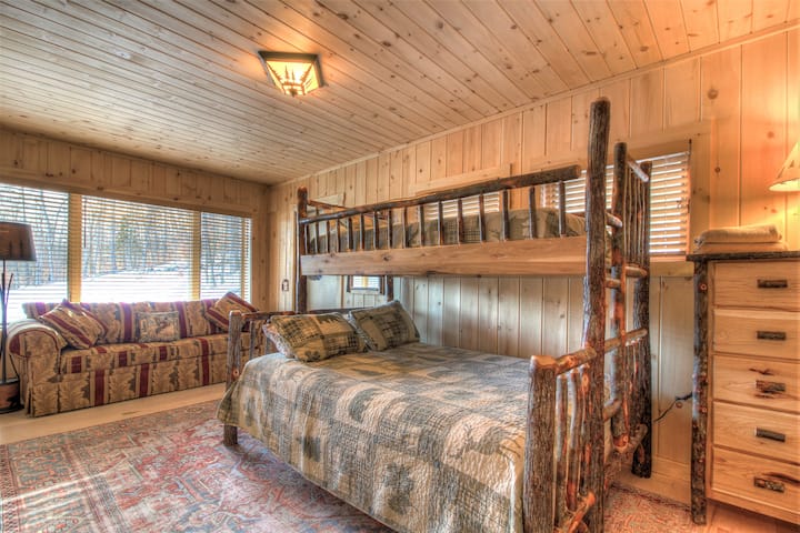 ห้องนอน #7 บ้านหลักชั้นหลัก เตียงสองชั้นเต็มเหนือเตียงควีนไซส์