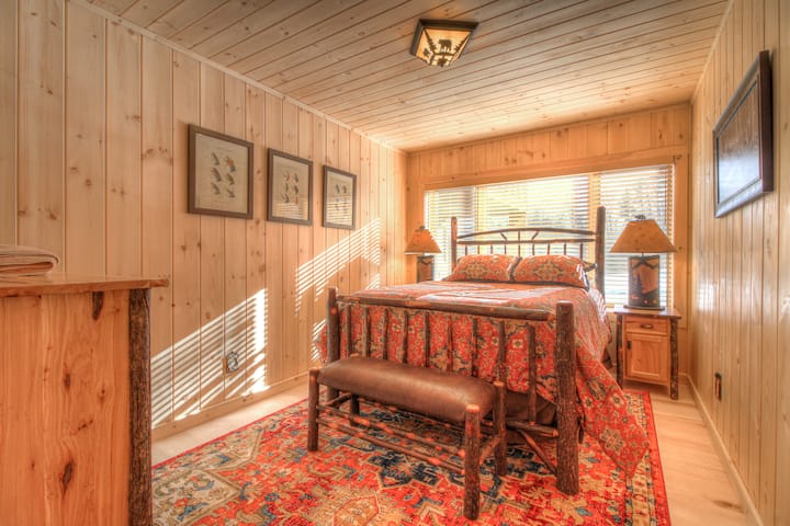 ห้องนอน #5 บ้านหลักชั้นหลักเตียงควีนไซส์