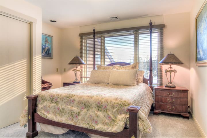 ห้องนอน #3 บ้านหลักชั้น 2 เตียงคิงไซส์