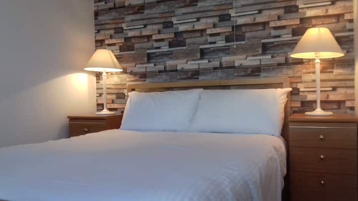 Pohodlná manželská posteľ: výhľad na oceán 

Manželská posteľ, šatník, toaletný stolík a zásuvky, TV/DVD