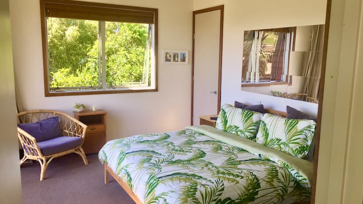 Главна спалня (суперголямо двойно легло) със самостоятелна баня и прекрасни гледки към провинцията.