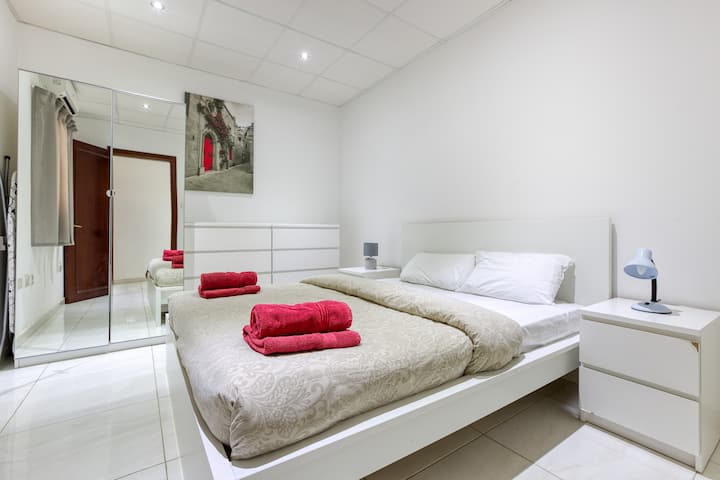 Просторна спалня с удобно двойно легло, място за съхранение и климатик