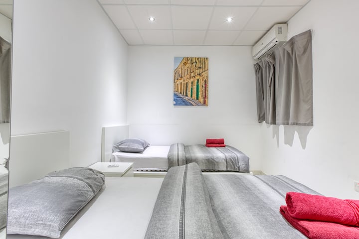 Втора спалня с две удобни легла и климатик