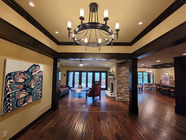 Exquisite 5BR, 4.5BA Home 8 miles from Minneapolis gallery image 4